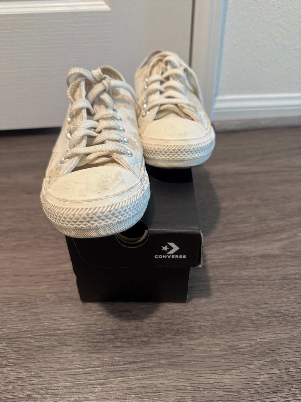 Converse Low Top Canvas Sneakers in Cream. Women's size 7.5